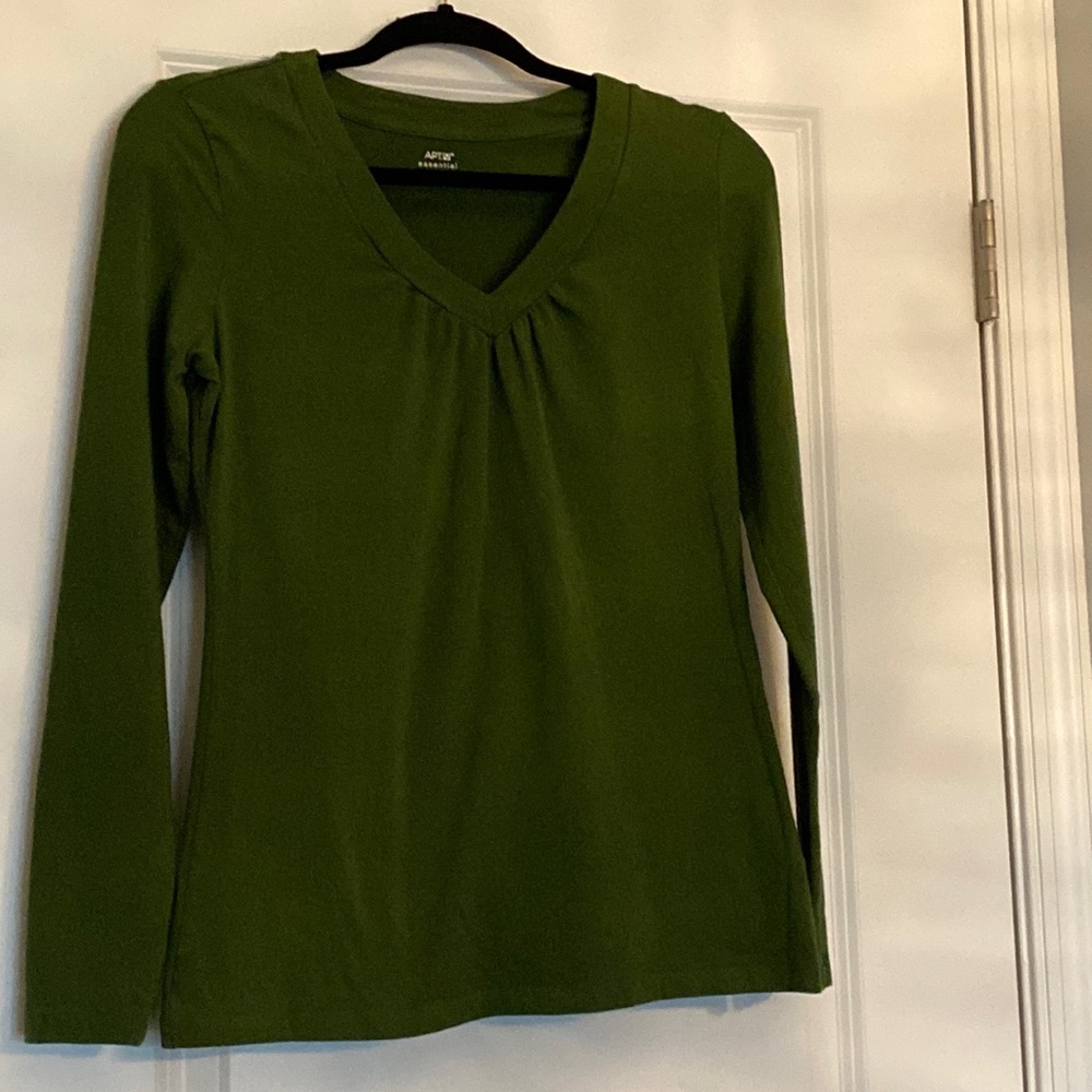 V neck apt 9 long sleeve shirt size medium green